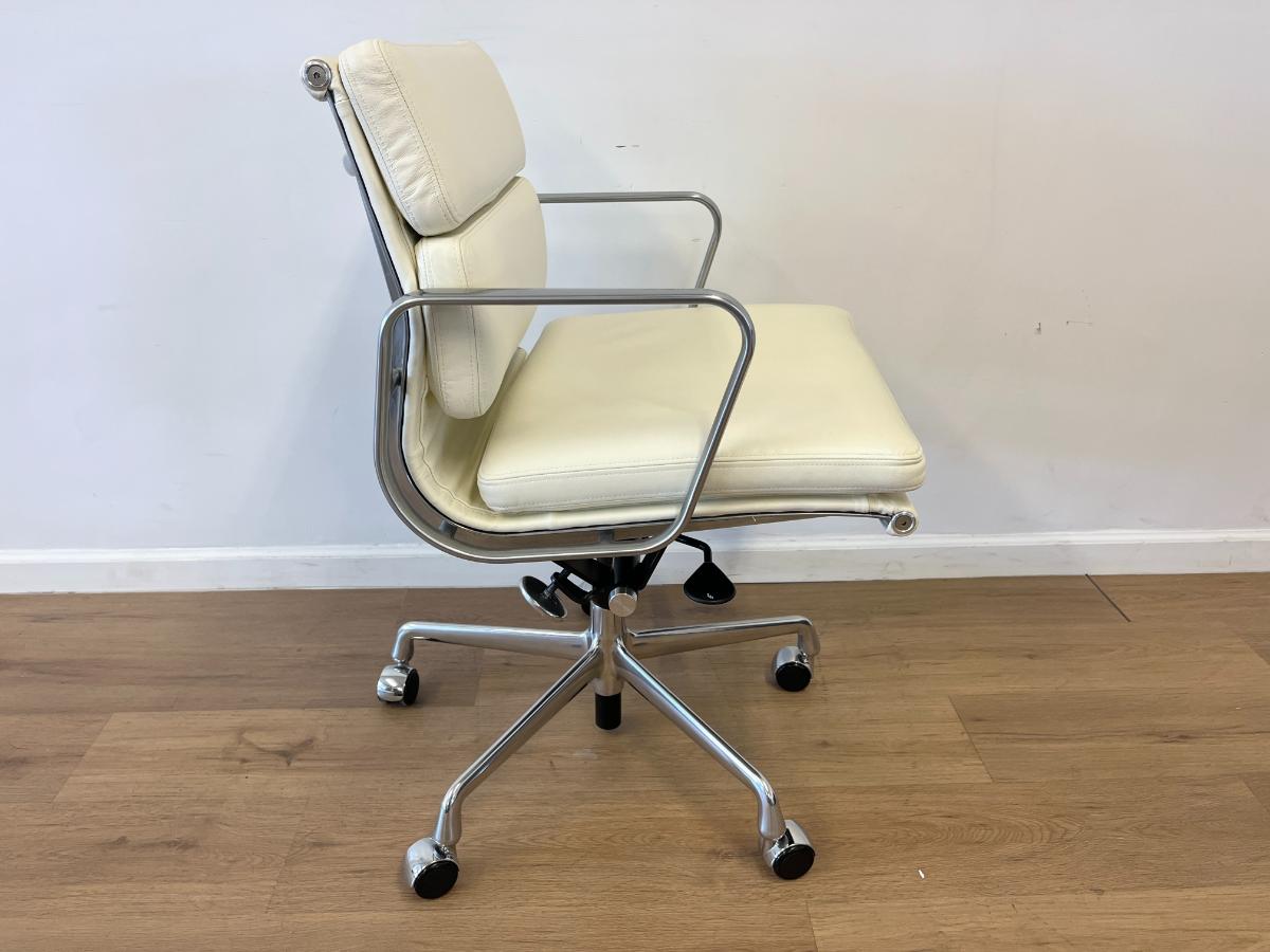 Eames Aluminum Group Soft Pad Management Chair