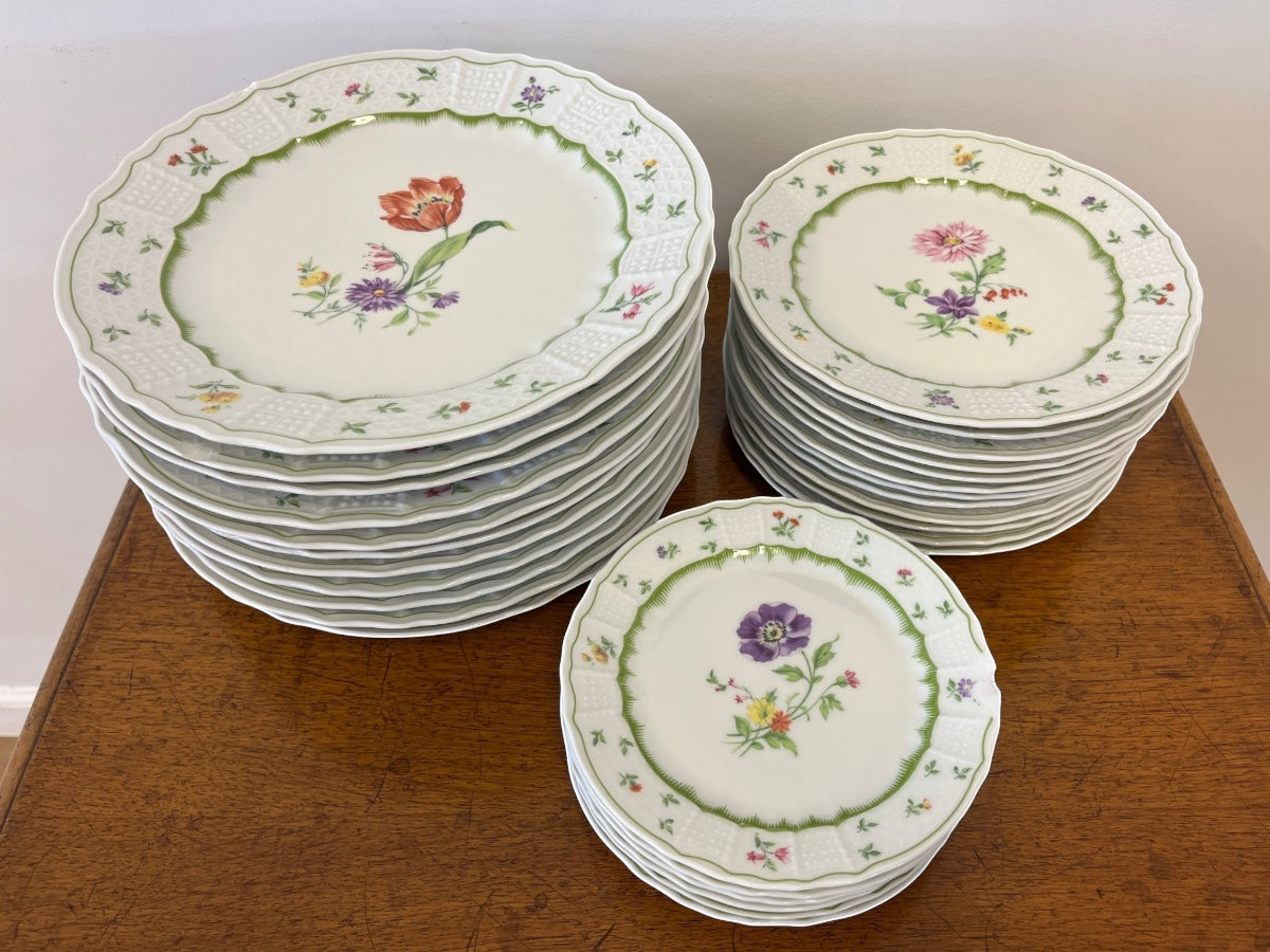 Heinrich Chambord China, Collection of 28 Pieces