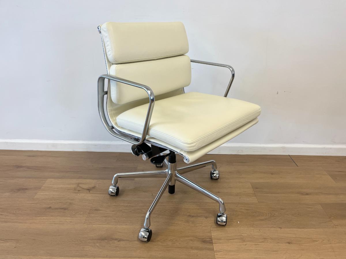 Eames Aluminum Group Soft Pad Management Chair