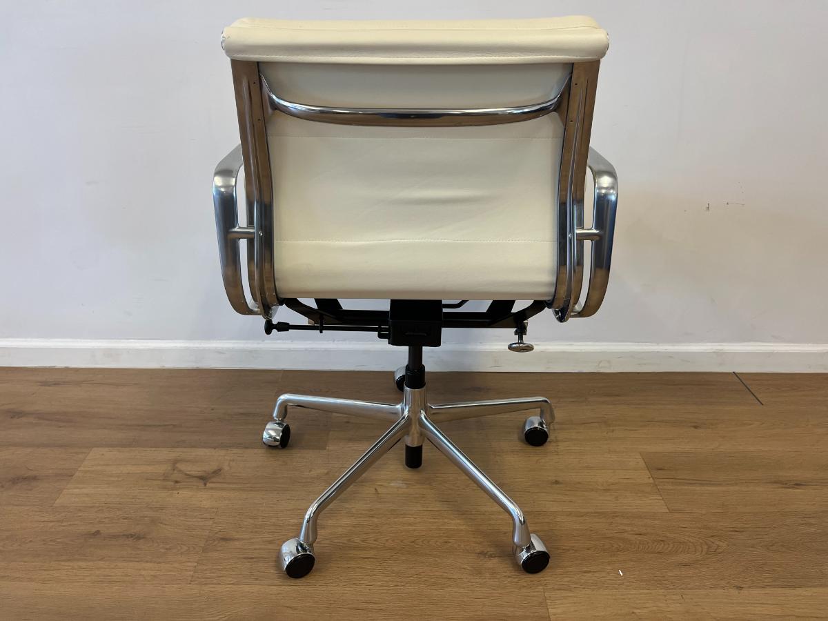 Eames Aluminum Group Soft Pad Management Chair