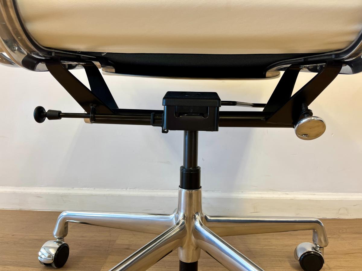 Eames Aluminum Group Soft Pad Management Chair